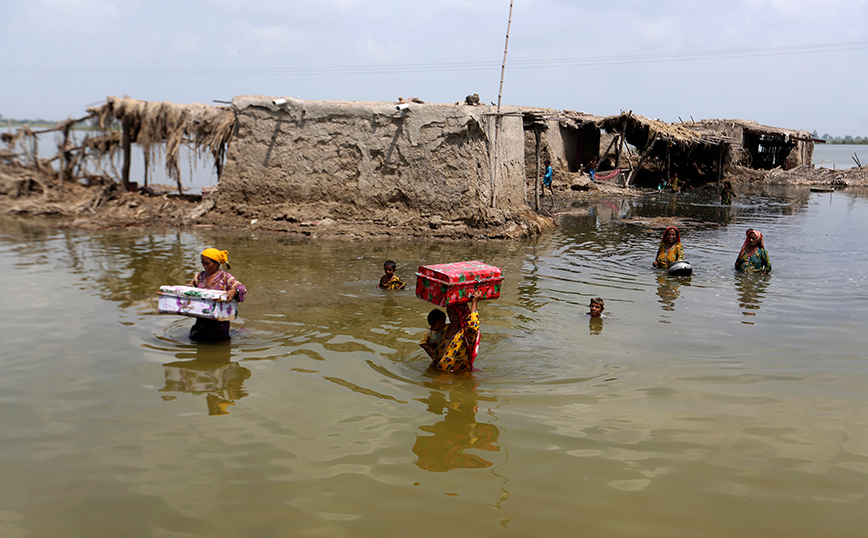 Το Πακιστάν μοιάζει με θάλασσα: Στους 1.343 οι νεκροί από τις βροχοπτώσεις