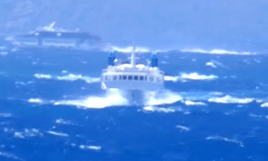 Εντυπωσιακό βίντεο με τη μάχη του πλοίου «Σκοπελίτης» με τα άγρια κύματα