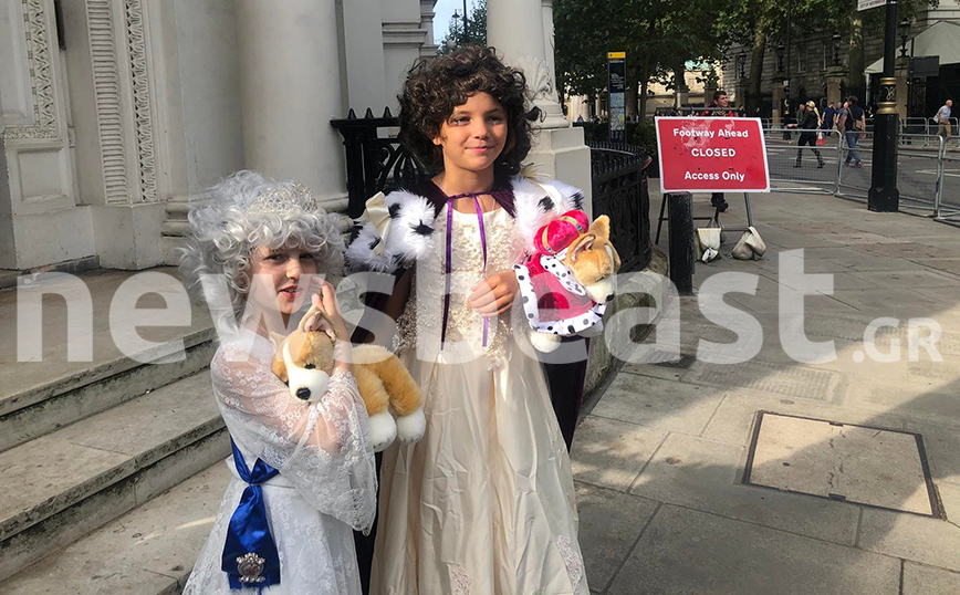 Τα δύο κορίτσια έξω από το Μπάκιγχαμ που ντύθηκαν βασίλισσες για να αποχαιρετήσουν την Ελισάβετ