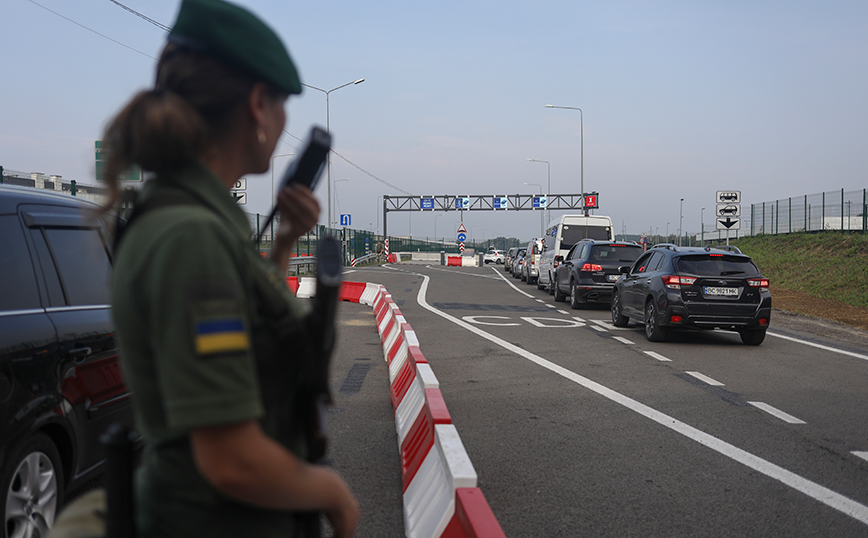 Ουκρανία: Ουρές φορτηγών έχουν σχηματιστεί στα σύνορα με την Πολωνία – Τα οχήματα μετακινήθηκαν ένα μέτρο σε οκτώ ώρες
