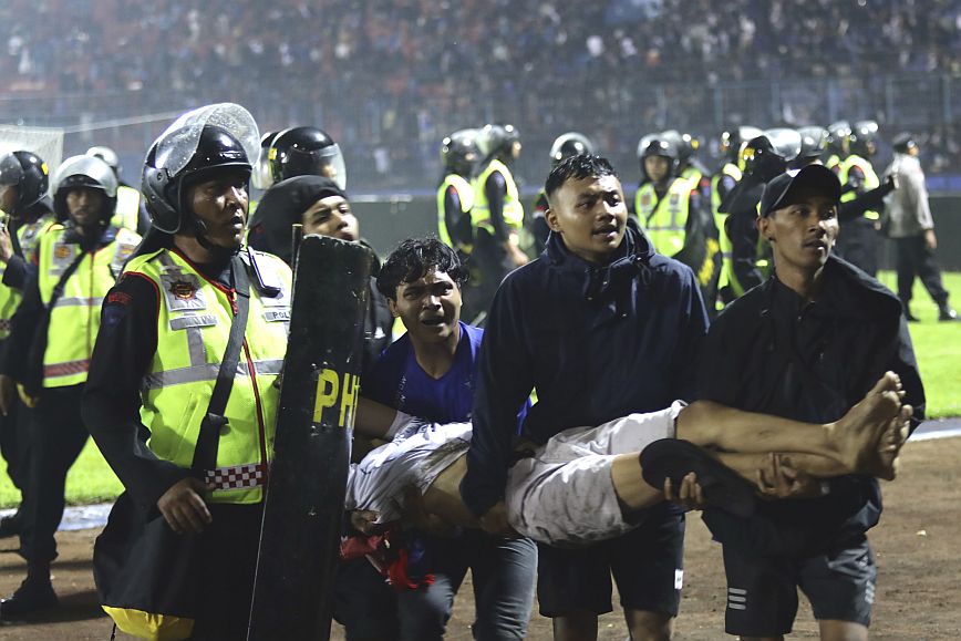 Τραγωδία δίχως τέλος στην Ινδονησία: Τουλάχιστον 174 νεκροί στα άγρια επεισόδια σε ποδοσφαιρικό αγώνα