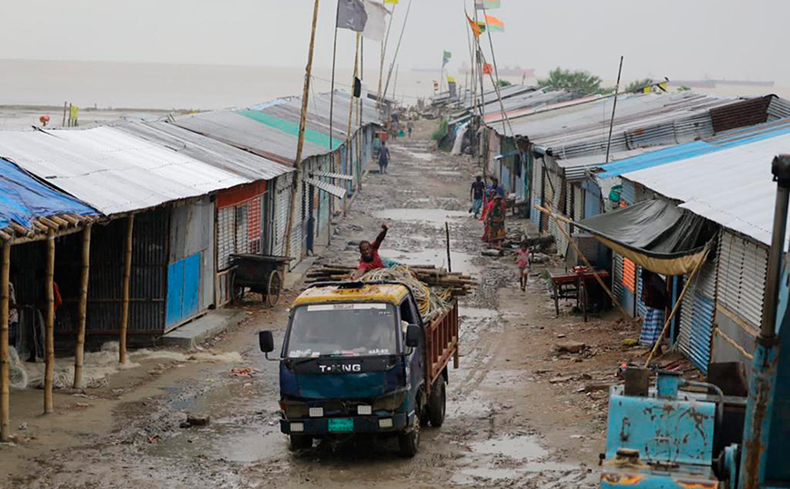 Φονικός τυφώνας στο Μπανγκλαντές: 16 νεκροί, 10 εκατομμύρια άνθρωποι στο σκοτάδι