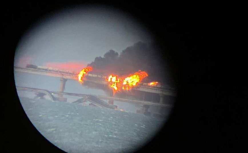 Φωτιά στη γέφυρα της Κριμαίας: Σε έκρηξη οχήματος παγιδευμένου με εκρηκτικά την αποδίδουν οι Ρώσοι