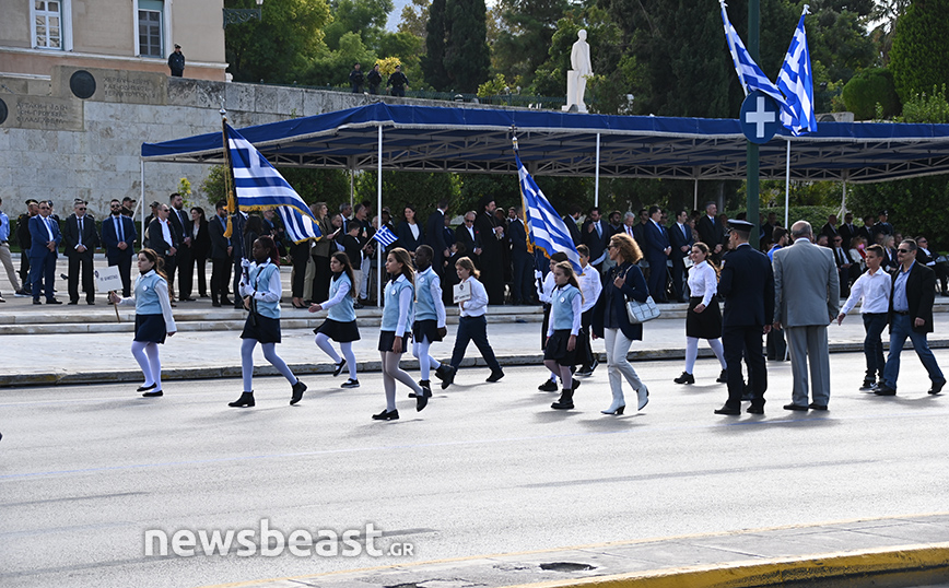28η Οκτωβρίου: Πλήθος κόσμου στην μαθητική παρέλαση στο κέντρο της Αθήνας