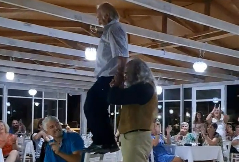 Κρήτη: Ηλικιωμένος χορεύει πάνω σε μπουκάλι και καρέκλα &#8211; Δείτε βίντεο