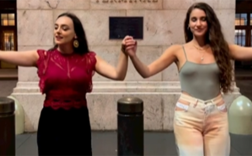 Νέα Υόρκη: Κρητικοπούλες χόρεψαν και τραγούδησαν έξω από το Grand Central Terminal