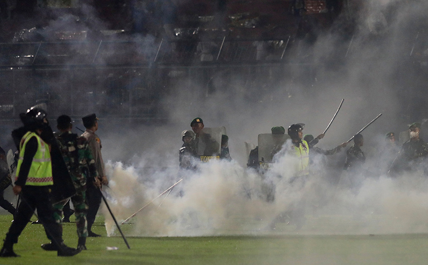 Ινδονησία: Η χρήση δακρυγόνων βασική αιτία της τραγωδίας με εκατοντάδες νεκρούς σε ποδοσφαιρικό αγώνα