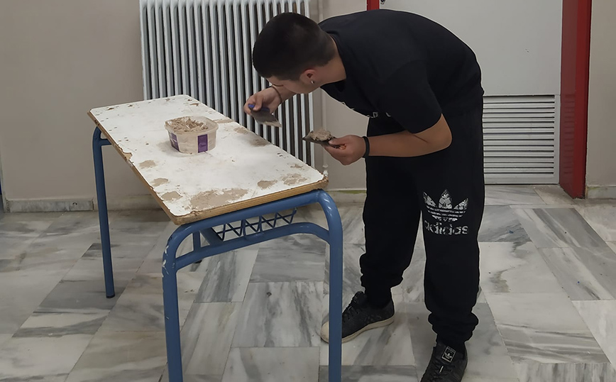 Λάρισα: Μαθητής του ΕΠΑΛ Τυρνάβου επισκευάζει θρανία στο διάλειμμα