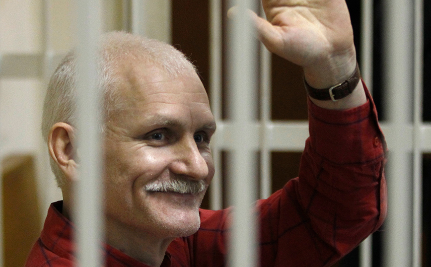 Ξεκίνησε η δίκη του Λευκορώσου αντιφρονούντα Άλες Μπιαλιάτσκ που βραβεύτηκε με το Νόμπελ Ειρήνης 2022