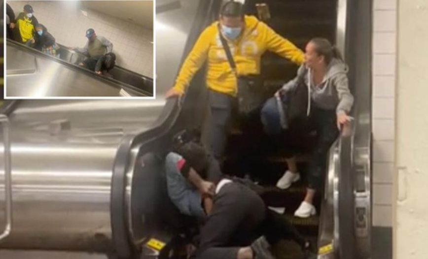 Βίντεο με άγριο καβγά αντρών μπροστά σε τρομοκρατημένο κόσμο – Κατρακύλησαν στις κυλιόμενες σκάλες