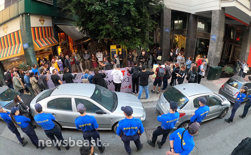 Συγκέντρωση έξω από το αστυνομικό τμήμα στην Ομόνοια από μέλη και βουλευτές του ΣΥΡΙΖΑ: «Δικαιοσύνη για την 19χρονη»