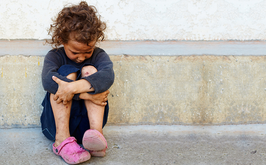 SOS για τα άστεγα παιδιά που μεγαλώνουν χωρίς το «προστατευτικό κουκούλι» ενός σπιτιού: Πώς επηρεάζεται η ζωή τους