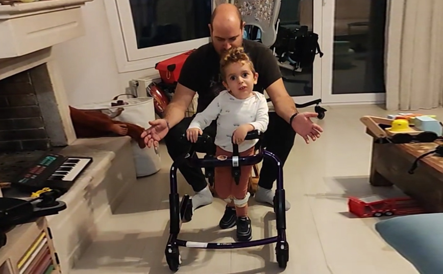 Παναγιώτης Ραφαήλ: Συγκίνηση για τον μικρό που στέκεται όρθιος και κάνει τα πρώτα του βήματα