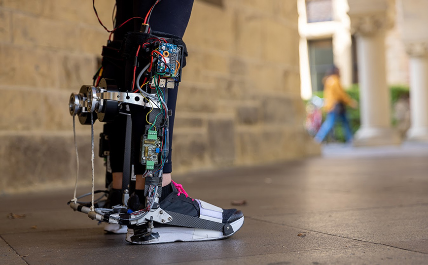 Εξωσκελετική ρομποτική μπότα βοηθά το περπάτημα ανθρώπων με κινητικά προβλήματα