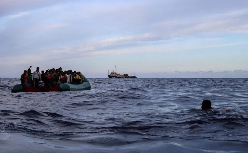 Ιταλία: Η ακτοφυλακή διέσωσε περίπου 600 μετανάστες που επέβαιναν σε αλιευτικό σκάφος