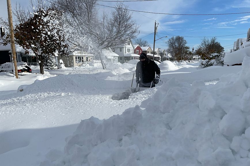 ΗΠΑ: Χιόνι δύο μέτρων «έθαψε την πολιτεία της Νέας Υόρκης: Δύο νεκροί, κλειστοί δρόμοι και ακυρώσεις πτήσεων