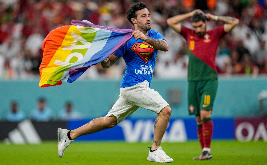 Μουντιάλ 2022: Εισβολή οπαδού με σημαία των ΛΟΑΤΚΙ στο Πορτογαλία &#8211; Ουρουγουάη