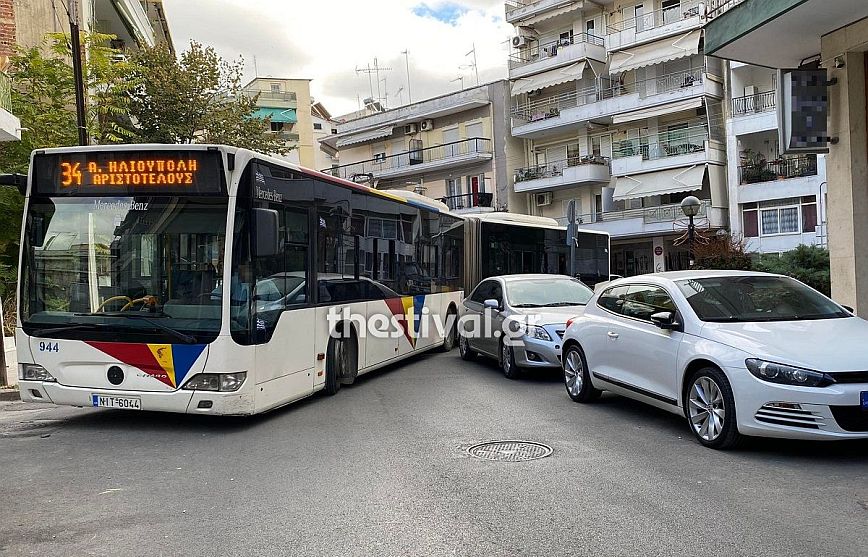 Θεσσαλονίκη: Λεωφορείο κόλλησε στη μέση του δρόμου γιατί ΙΧ πάρκαρε πάνω σε στροφή και δημιούργησε κυκλοφοριακό χάος