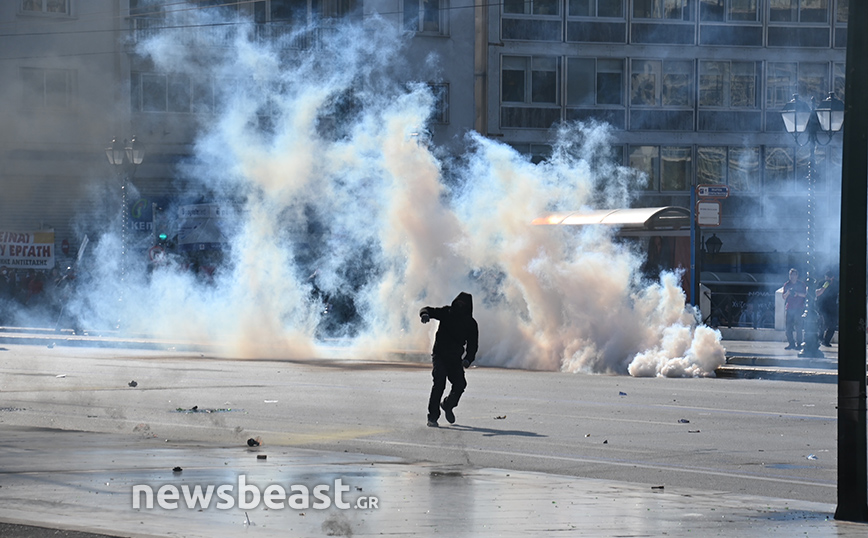Μολότοφ και χημικά στην πορεία στο κέντρο της Αθήνας &#8211; Δείτε βίντεο και φωτογραφίες του Newsbeast