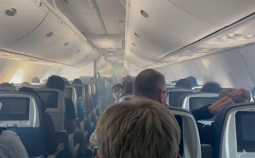 Πανικός σε πτήση προς το Λος Άντζελες: Καπνοί έβγαιναν από το πιλοτήριο &#8211; Ούρλιαζαν και έκλαιγαν οι επιβάτες