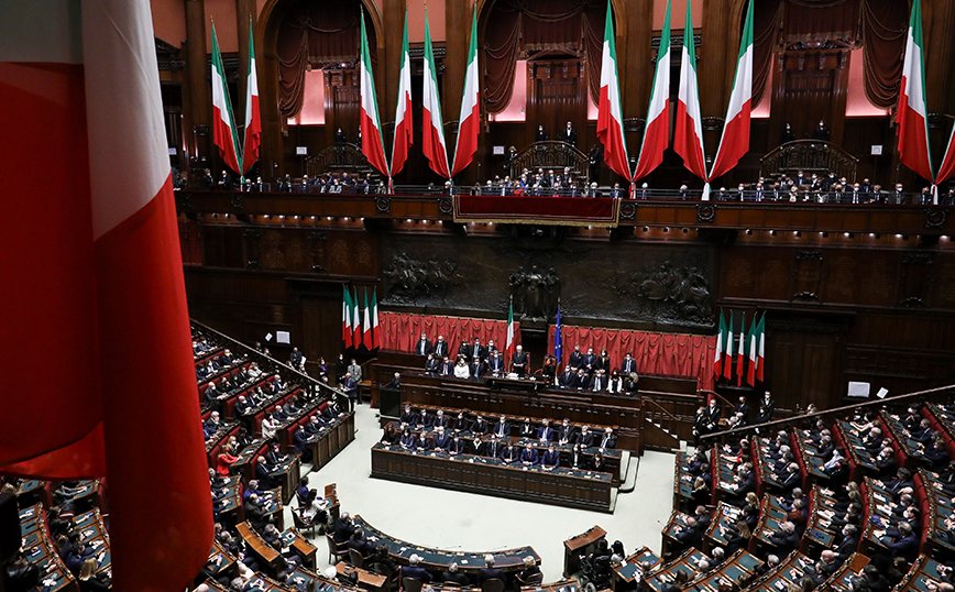 Ιταλία: Οι βουλευτίνες που είναι μητέρες θα μπορούν να θηλάζουν τα παιδιά τους μέσα στη Βουλή
