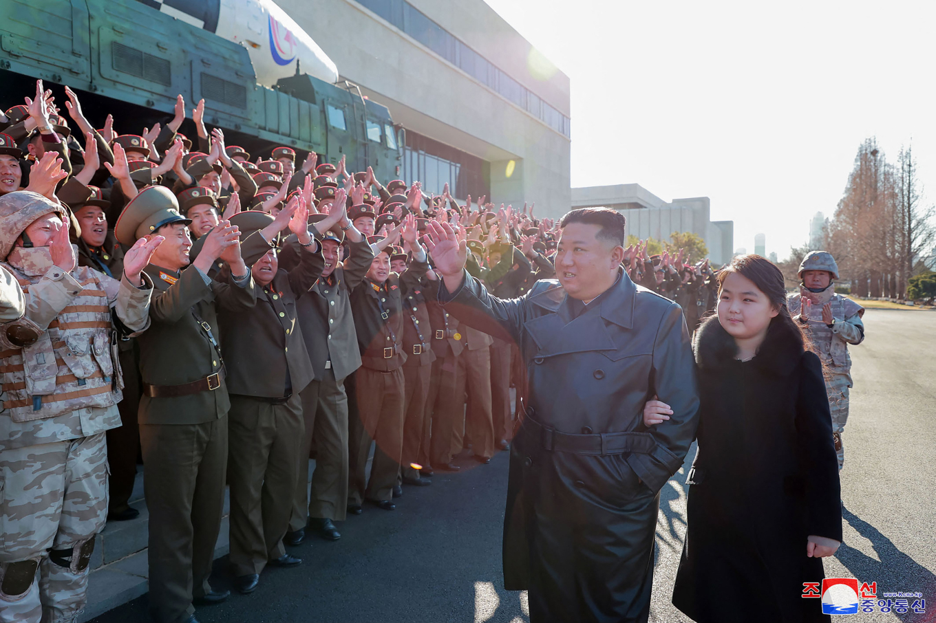 Βόρεια Κορέα: Η δεύτερη δημόσια εμφάνιση του Κιμ Γιονγκ Ουν με την κόρη του πυροδοτεί νέα σενάρια διαδοχής