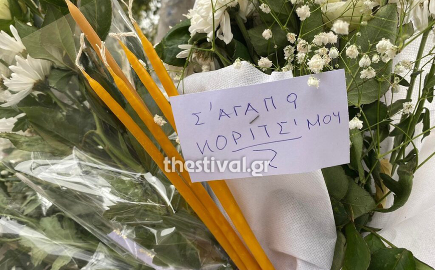 Θεσσαλονίκη: «Σ’αγαπώ κορίτσι μου» &#8211; Λουλούδια, κάρτες και κεράκια στο σημείο που σκοτώθηκε η 21χρονη
