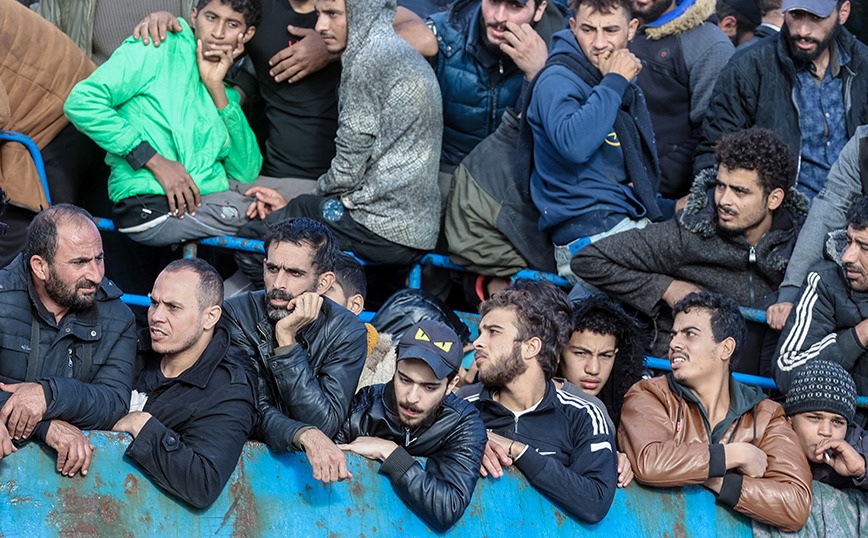 Συνελήφθησαν επτά άτομα για τη διακίνηση των μεταναστών που εντοπίστηκαν σε σκάφος νότια της Κρήτης