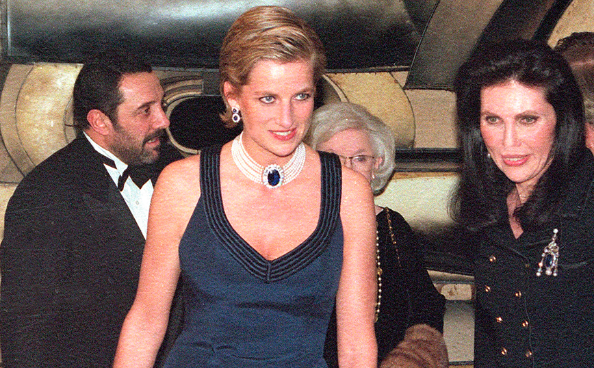 Dior: Βγάζει ξανά τη θρυλική μπλε σατέν τσάντα της Νταϊάνα &#8211; Θα κοστίζει 5.000 ευρώ