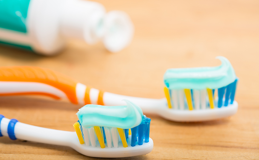 Το βούρτσισμα των δοντιών είναι καλύτερο πριν ή μετά το πρωινό; Τι λένε οι ειδικοί