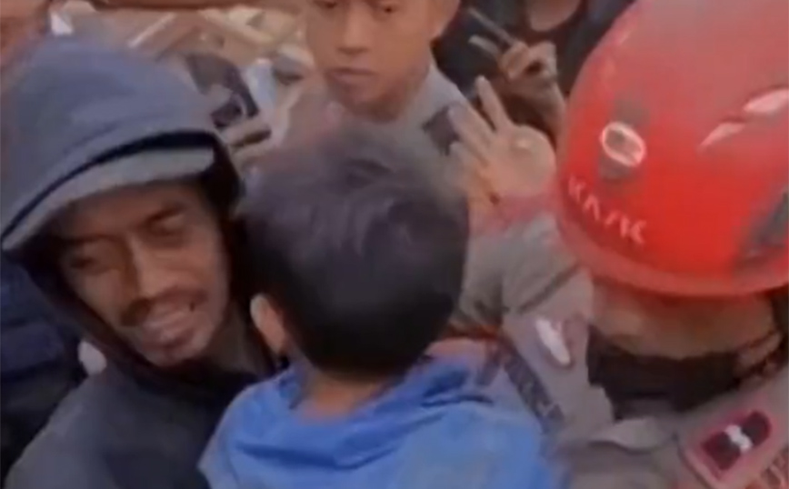 «Θαύμα» στην Ινδονησία: Αγοράκι 6 ετών ανασύρεται ζωντανό από τα συντρίμμια 2 ημέρες μετά τον σεισμό &#8211; Δείτε βίντεο