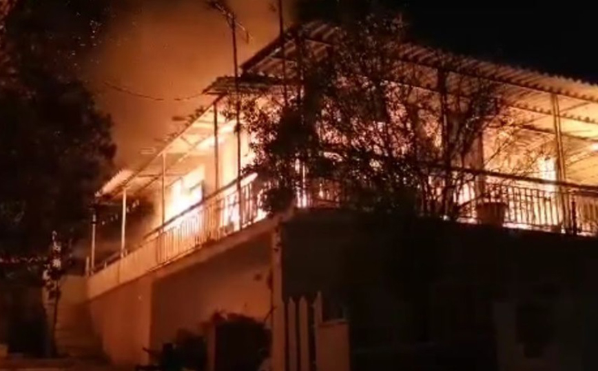 Βραυρώνα: Μονοκατοικία άρπαξε φωτιά &#8211; Το μυστήριο με το σπίτι και το αυτοκίνητο του ιδιοκτήτη του οικήματος