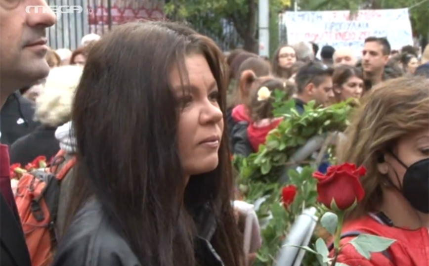 Ρουσλάνα: Συγκινημένη στο Πολυτεχνείο η Ουκρανή τραγουδίστρια &#8211; Άφησε ένα κόκκινο τριαντάφυλλο