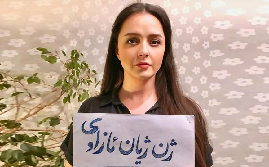 Ιράν: Η ηθοποιός Ταρανέχ Αλιντουστί πέταξε το χιτζάμπ της και στηρίζει της διαδηλώσεις