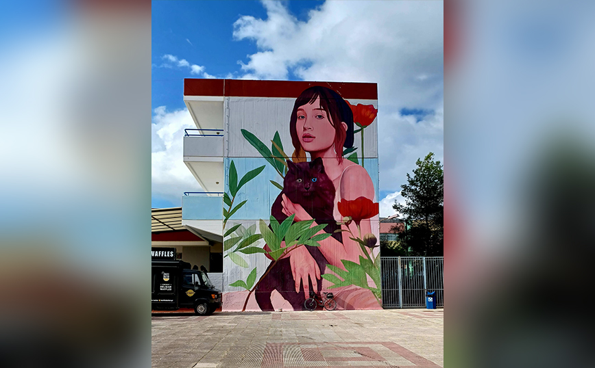 Εντυπωσιάζει η τοιχογραφία της νεαρής γυναίκας σε σχολείο του Κορυδαλλού