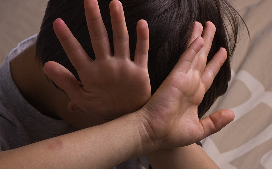 Σοκάρουν οι λεπτομέρειες για τον βιασμό 4χρονου από τον πατέρα του: «Δεν άφηνε την ιατροδικαστή να το ακουμπήσει»
