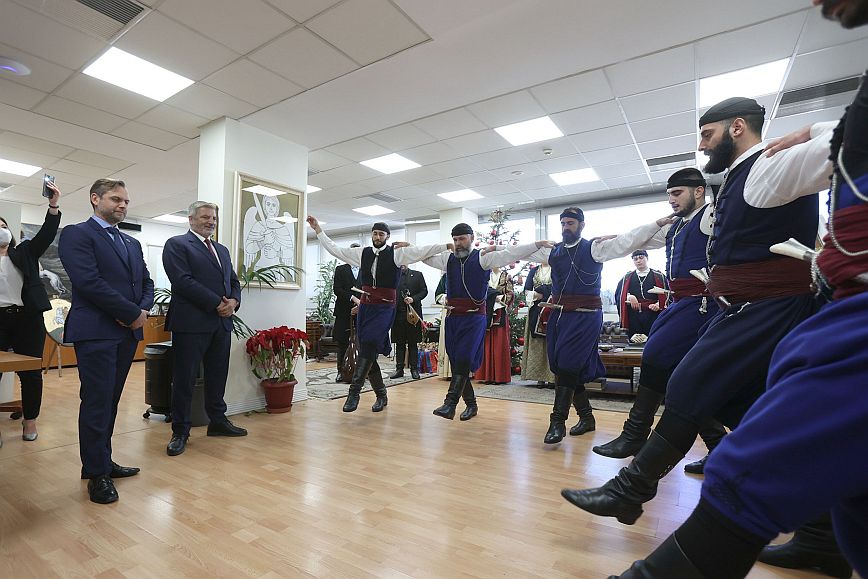 Πατούλης: Χριστουγεννιάτικες μελωδίες, κάλαντα και ευχές πλημμύρισαν το γραφείο του περιφερειάρχη Αττικής
