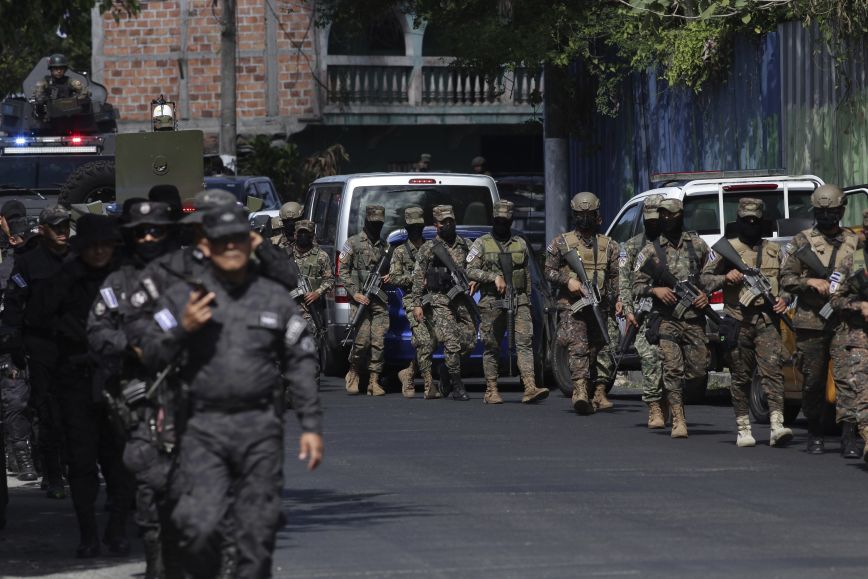 Ελ Σαλβαδόρ: Συνεχίζεται ο «πόλεμος κατά των συμμοριών» &#8211; 10.000 στρατιωτικοί κι αστυνομικοί περικύκλωσαν τη Σογιαπάνγκο