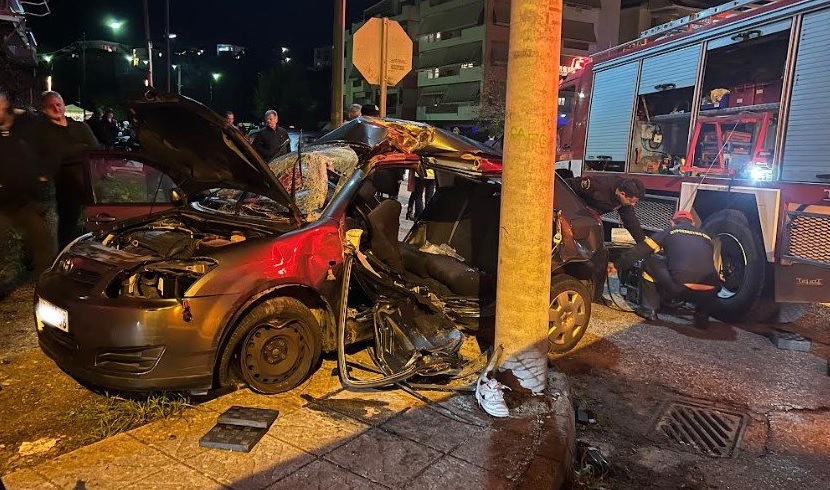 Αγρίνιο: Εγκλωβίστηκαν στο αυτοκίνητο μετά το τροχαίο – Το όχημα «καρφώθηκε» με σφοδρότητα σε κολόνα ηλεκτροφωτισμού
