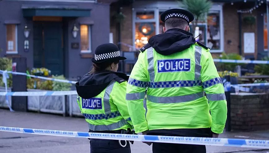 Βρετανία: Μια γυναίκα νεκρή και τρεις σοβαρά τραυματίες από πυροβολισμούς σε πάμπ