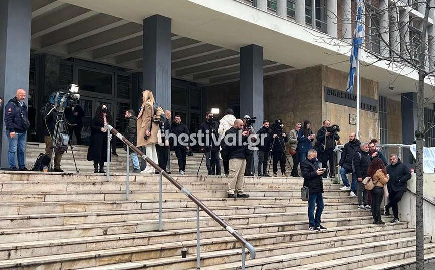 Τηλεφωνήματα για βόμβα στο δικαστικό μέγαρο Θεσσαλονίκης όπου απολογείται ο αστυνομικός για τον 16χρονο Ρομά