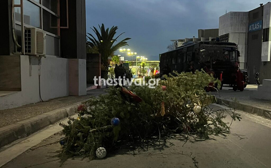 Θεσσαλονίκη: Έριξαν μολότοφ σε διμοιρία των ΜΑΤ και σε χριστουγεννιάτικο δέντρο στην πύλη της ΔΕΘ