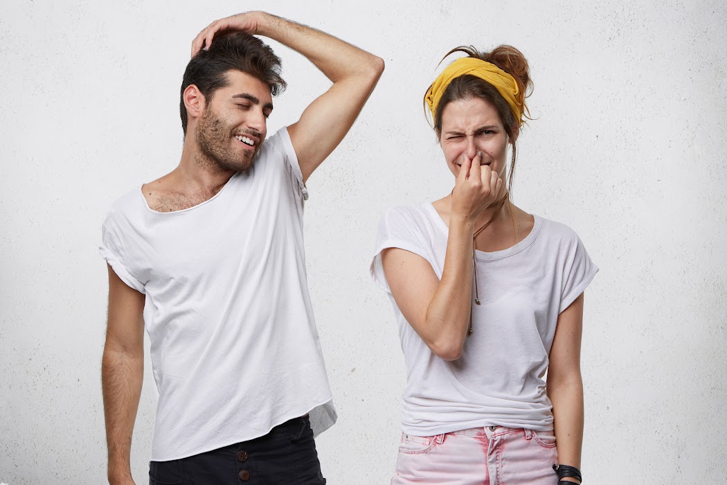 Οι ελεύθεροι άνδρες μυρίζουν περισσότερο από τους παντρεμένους και οι γυναίκες μπορούν να το καταλάβουν