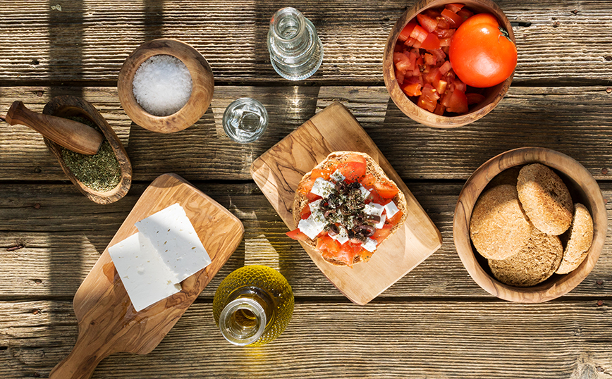 World Taste Atlas: Η ελληνική κουζίνα είναι η 2η καλύτερη στον κόσμο – «Σαρώνουν» λάδι, μπουγάτσα και ντάκος