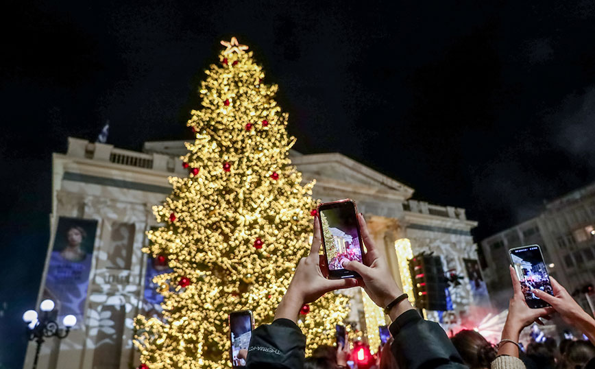 Ο Πειραιάς «ντύθηκε» χριστουγεννιάτικα &#8211; Φωταγωγήθηκε το δέντρο με τα 150.000 λαμπιόνια