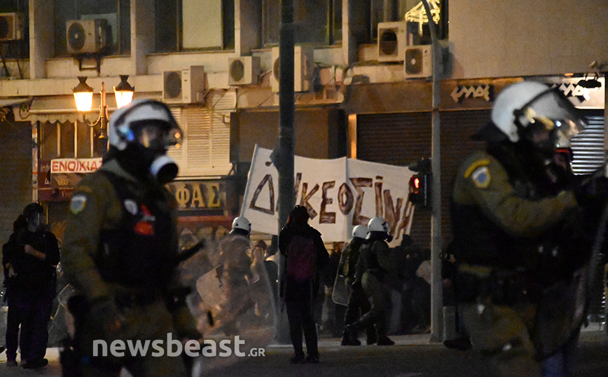Τραυματισμός και προσαγωγές στην πορεία για τον θάνατο του 16χρονου Ρομά στο κέντρο της Αθήνας