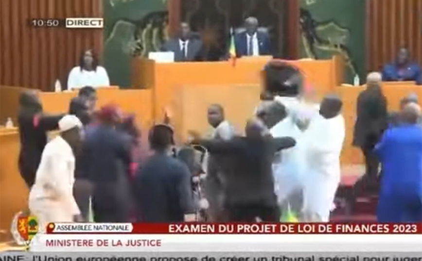 Σενεγάλη: Ξύλο και… καρεκλιές στη Βουλή – Βουλευτής χαστούκισε γυναίκα συνάδελφο και ακολούθησε χάος