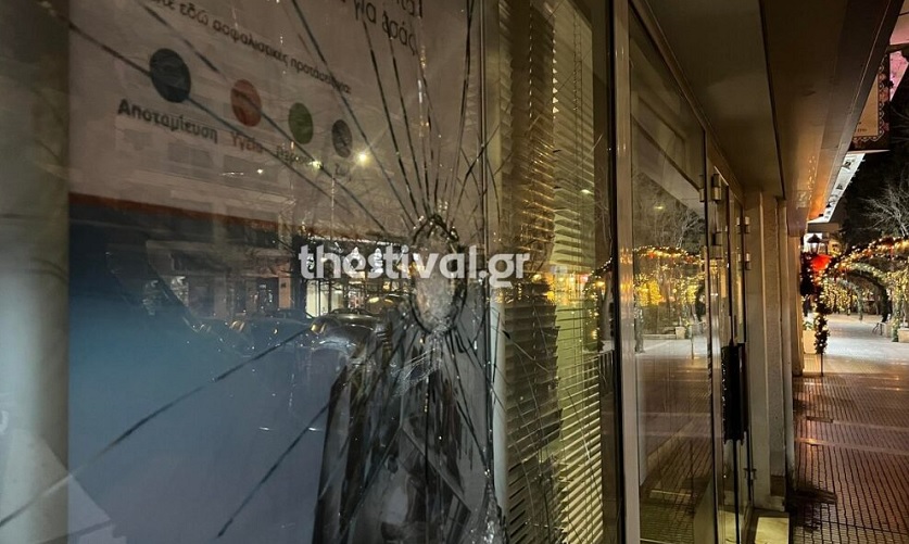 Θεσσαλονίκη: Κουκουλοφόροι έσπασαν βιτρίνες καταστημάτων κι ένα ATM με βαριοπούλες στην Τούμπα
