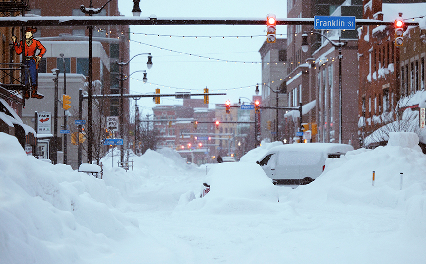 Χιονοθύελλα στις ΗΠΑ: Λεηλασίες σε κλειστές επιχειρήσεις &#8211; Άνθρωποι πέθαναν παγιδευμένοι στα αυτοκίνητα