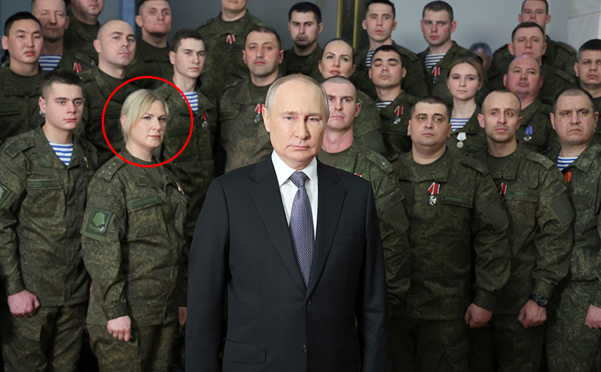 Πούτιν: «Με ψεύτικους στρατιώτες» το πρωτοχρονιάτικο μήνυμα &#8211; Ο ρόλος της ξανθιάς γυναίκας που είναι «παντού μαζί του»